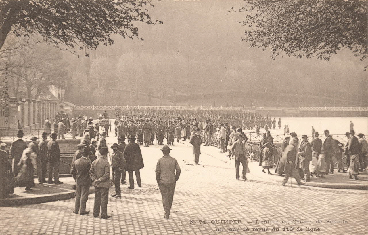 carte postale JOUR DE REVUE AU CHAMP DE BATAILLE Finistère 1903 020699 Photo
