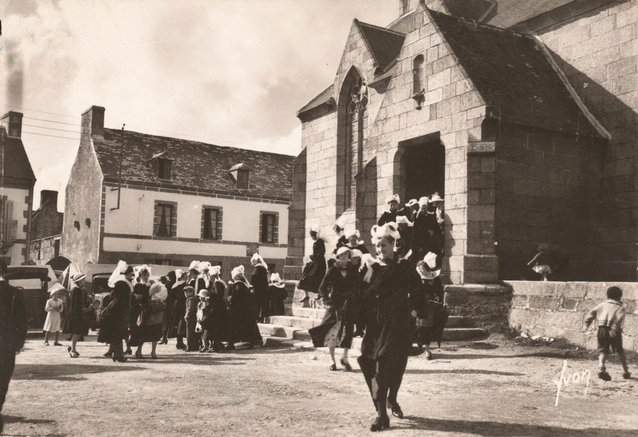carte postale SORTIE DE L'EGLISE Finistère 1950 020718 Photo