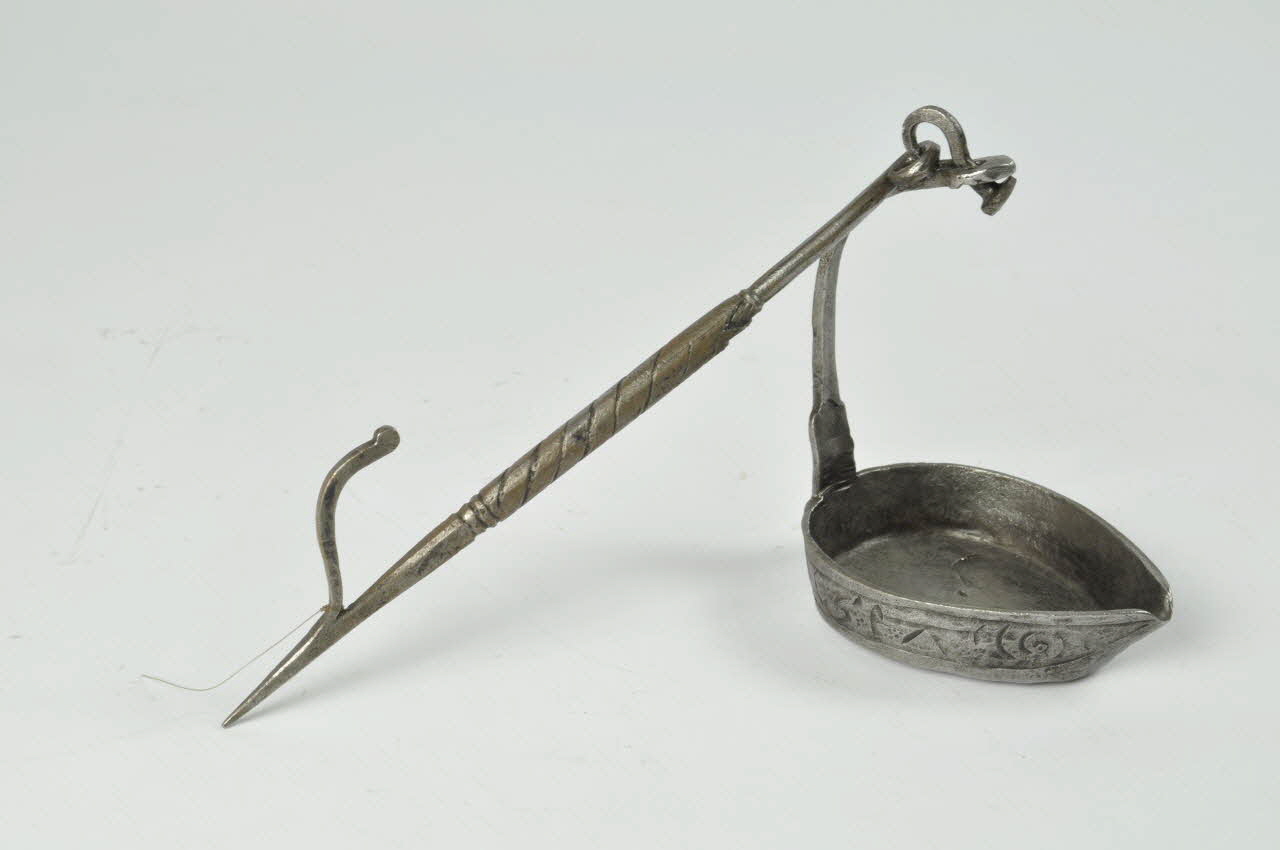 lampe à un godet ouvert Auvergne, France 1936 1936.2290 Photo Mucem