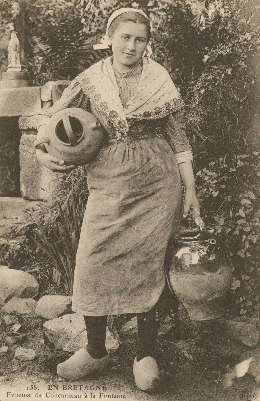 carte postale FRITEUSE A LA FONTAINE Finistère 1903-1920 021469 Photo