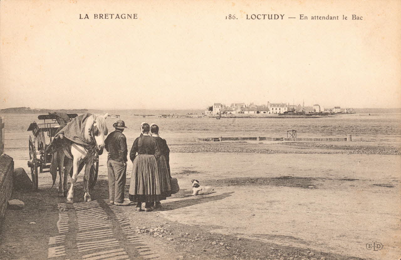 carte postale EN ATTENDANT LE BAC Finistère 1903-1920 021479 Photo
