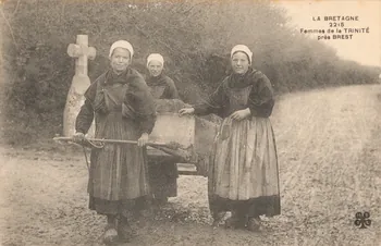 carte postale FEMMES DE LA TRINITE Finistère 1903-1920 021496 Photo