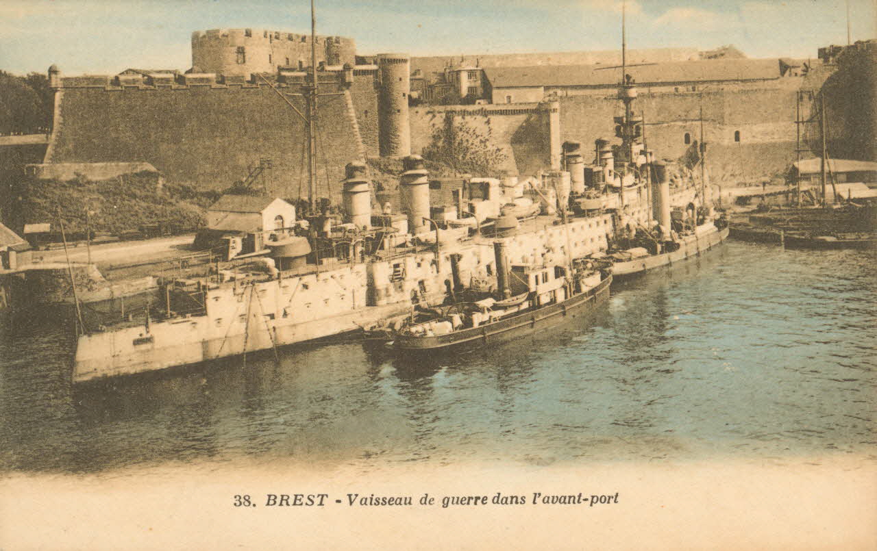 carte postale VAISSEAU DE GUERRE DANS AVANT-PORT Finistère 1903-1920 021526 Photo
