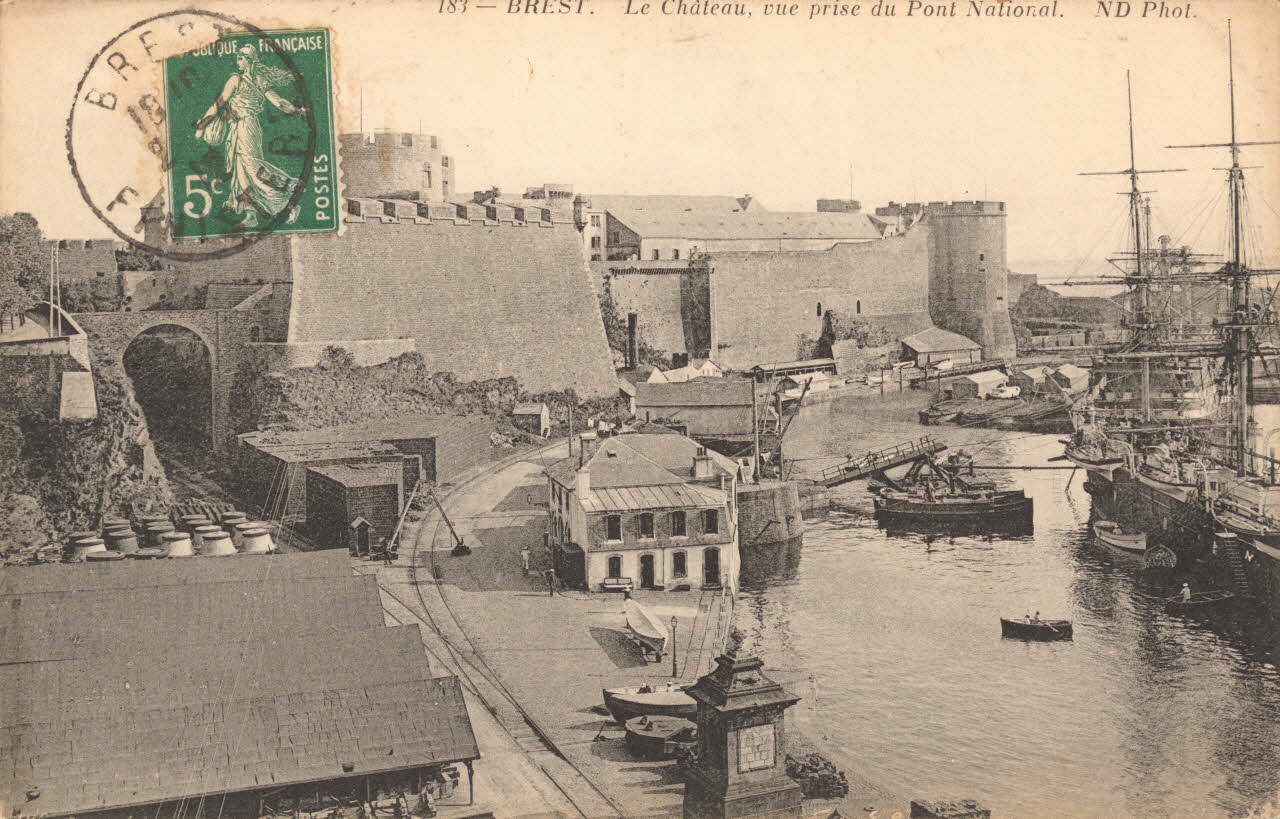 carte postale LE CHATEAU, VUE PRISE DU PONT Finistère 1912 021556 Photo