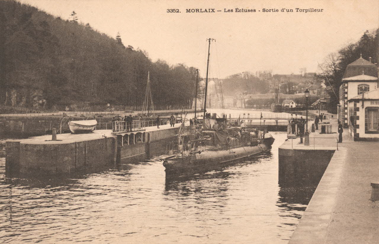 carte postale LES ECLUSES, SORTIE D'UN TORPILLEUR Finistère 1903-1920 021613 Photo