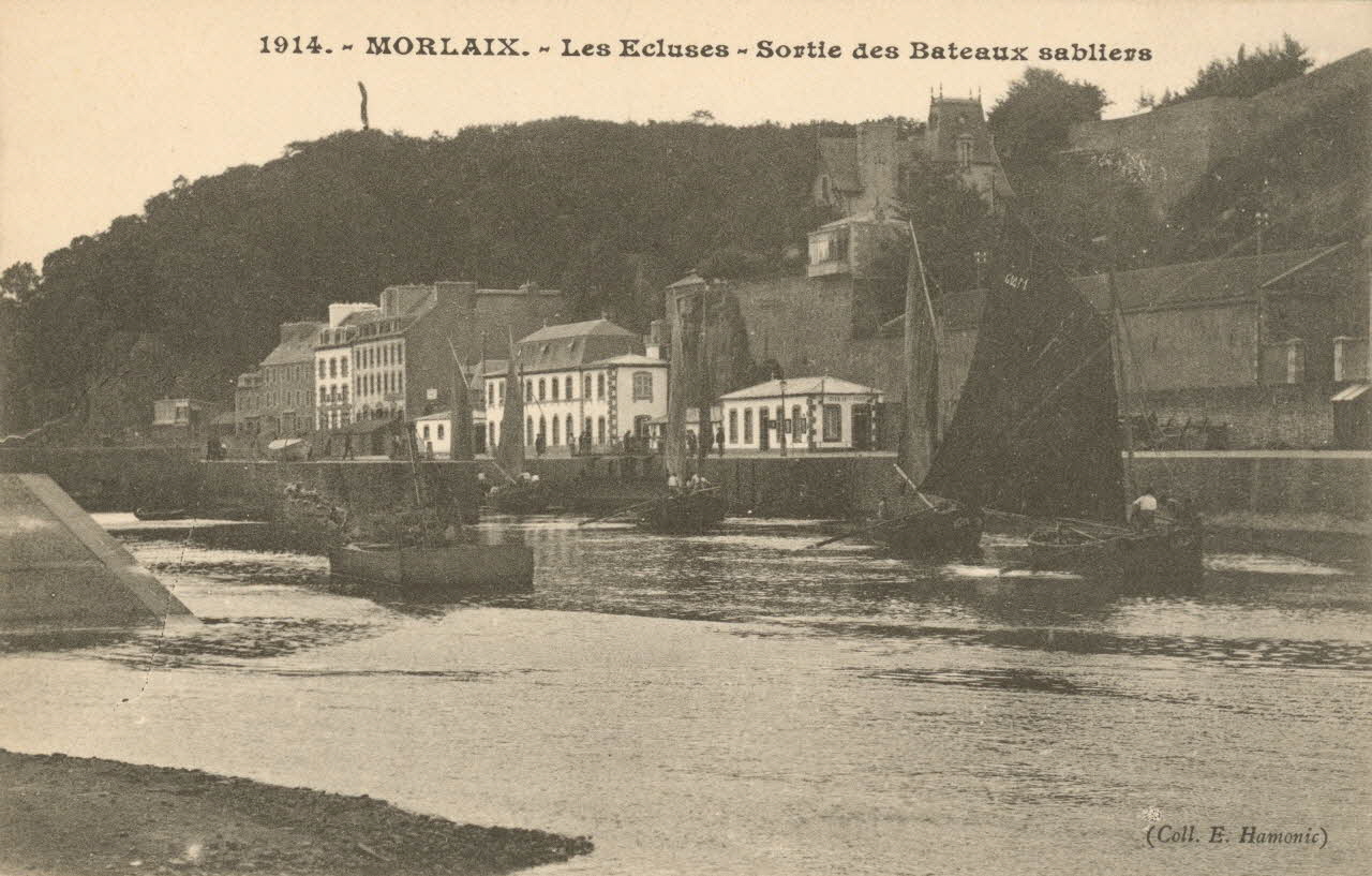 carte postale LES ECLUSES, SORTIE DES BATEAUX Finistère 1903-1920 021625 Photo