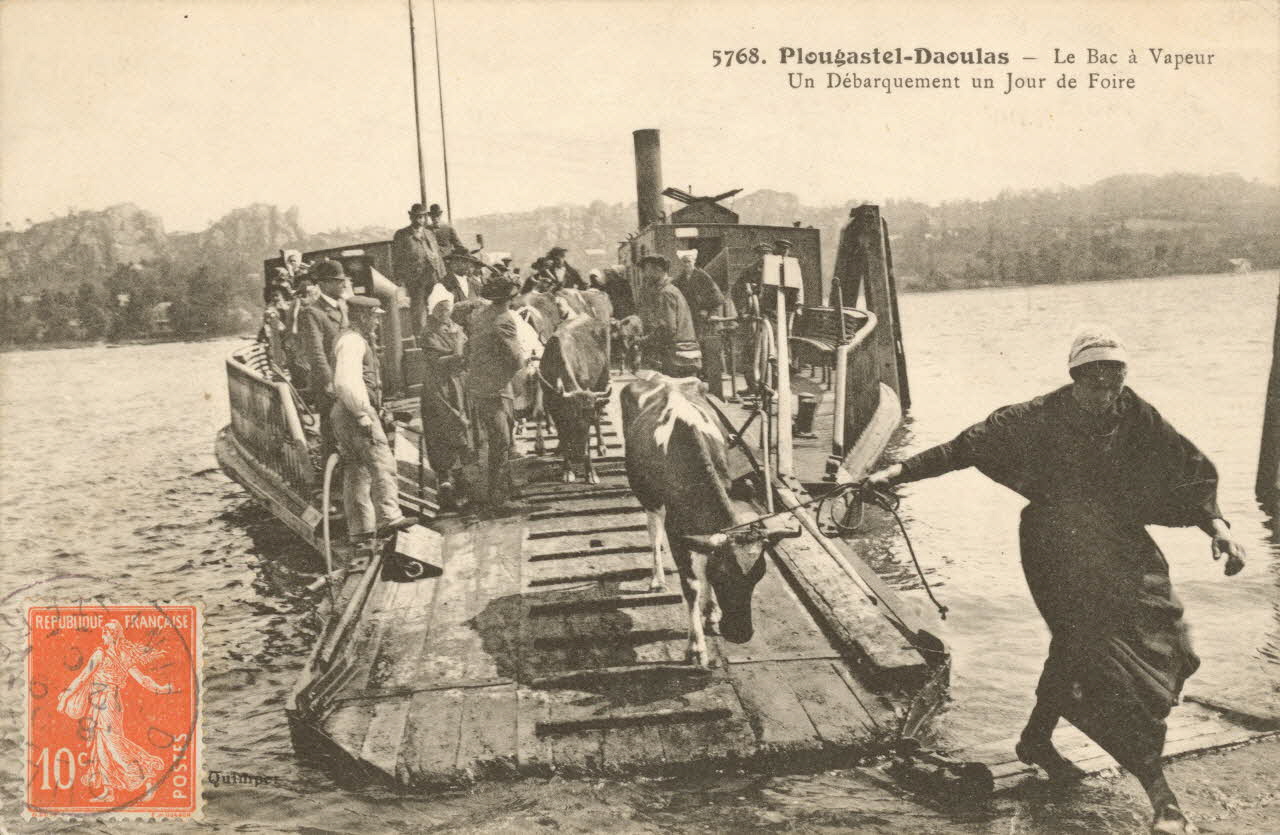 carte postale DEBARQUEMENT UN JOUR DE FOIRE Finistère 1910 021636 Photo