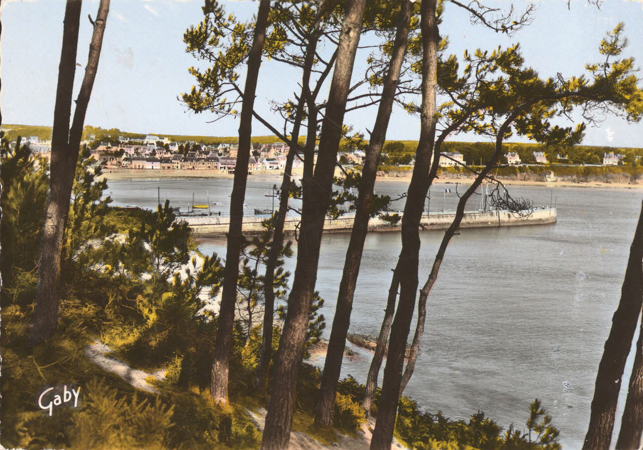 Editions Gaby ; ARNAUD PERE ET FILS carte postale Vue sur la jetée Finistère, Avenue de la Close 1950 021714 Photo