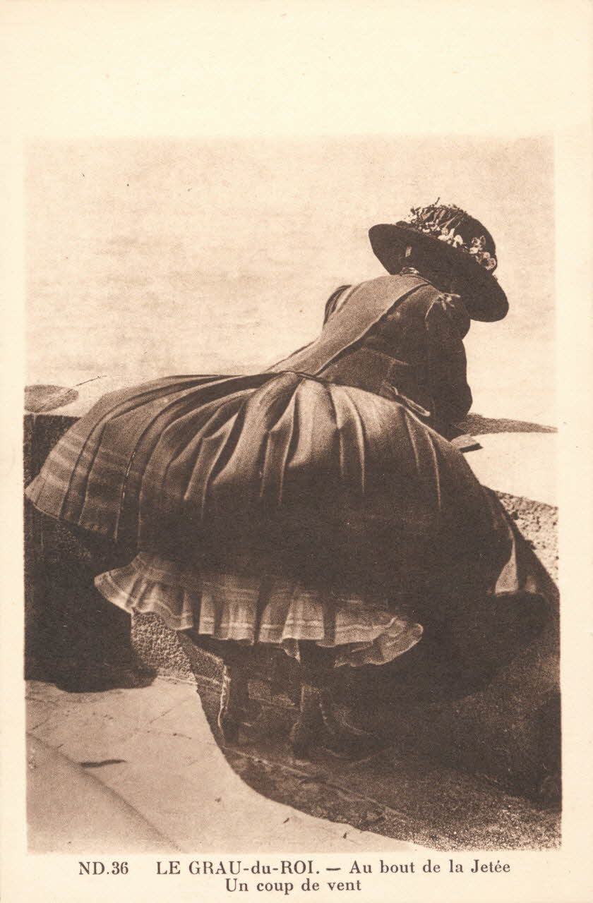 carte postale AU BOUT DE LA JETEE, COUP DE VENT Gard 1903-1920 021894 Photo
