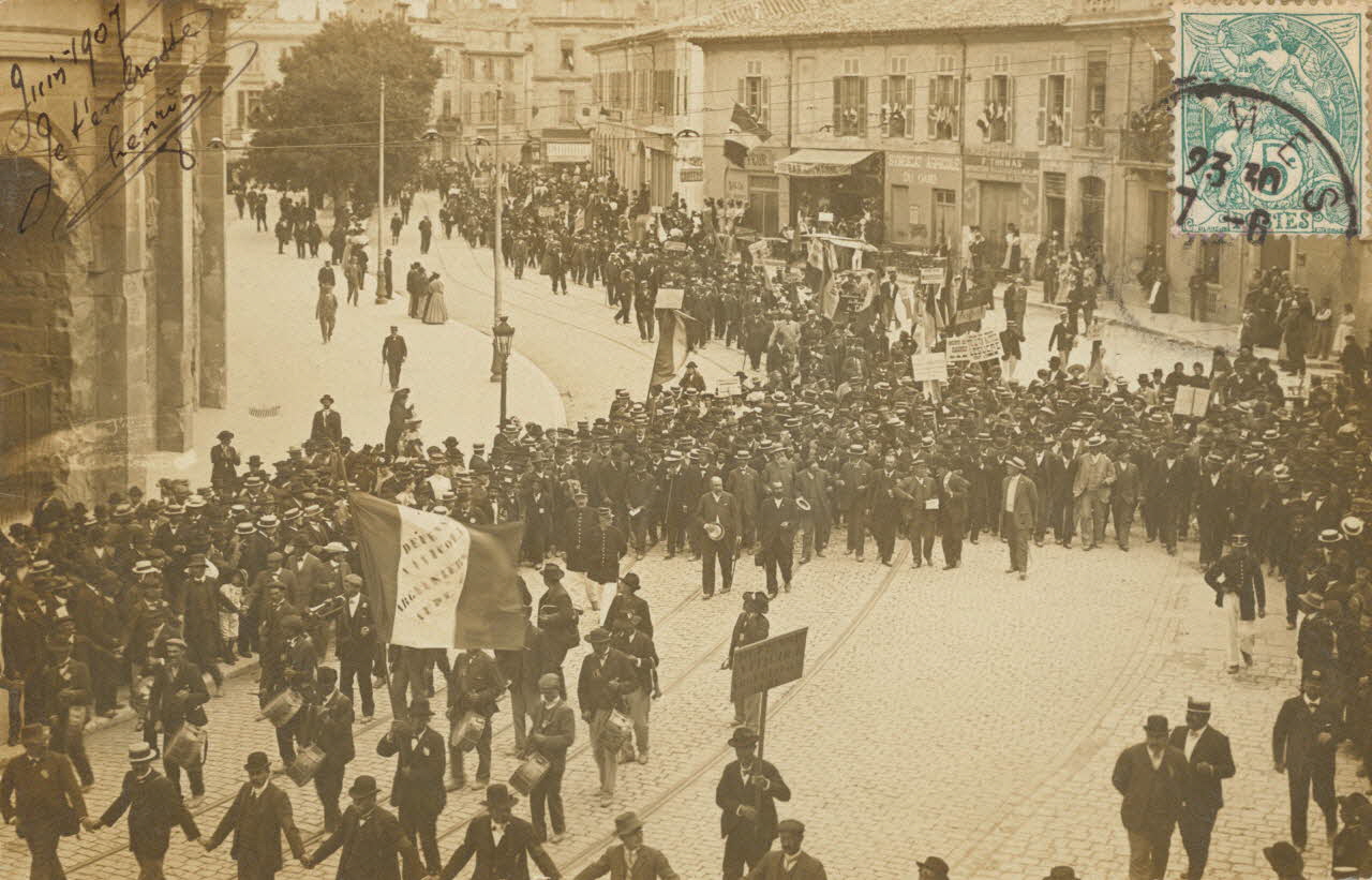 carte postale UN DEFILE Gard 1907 021900 Photo