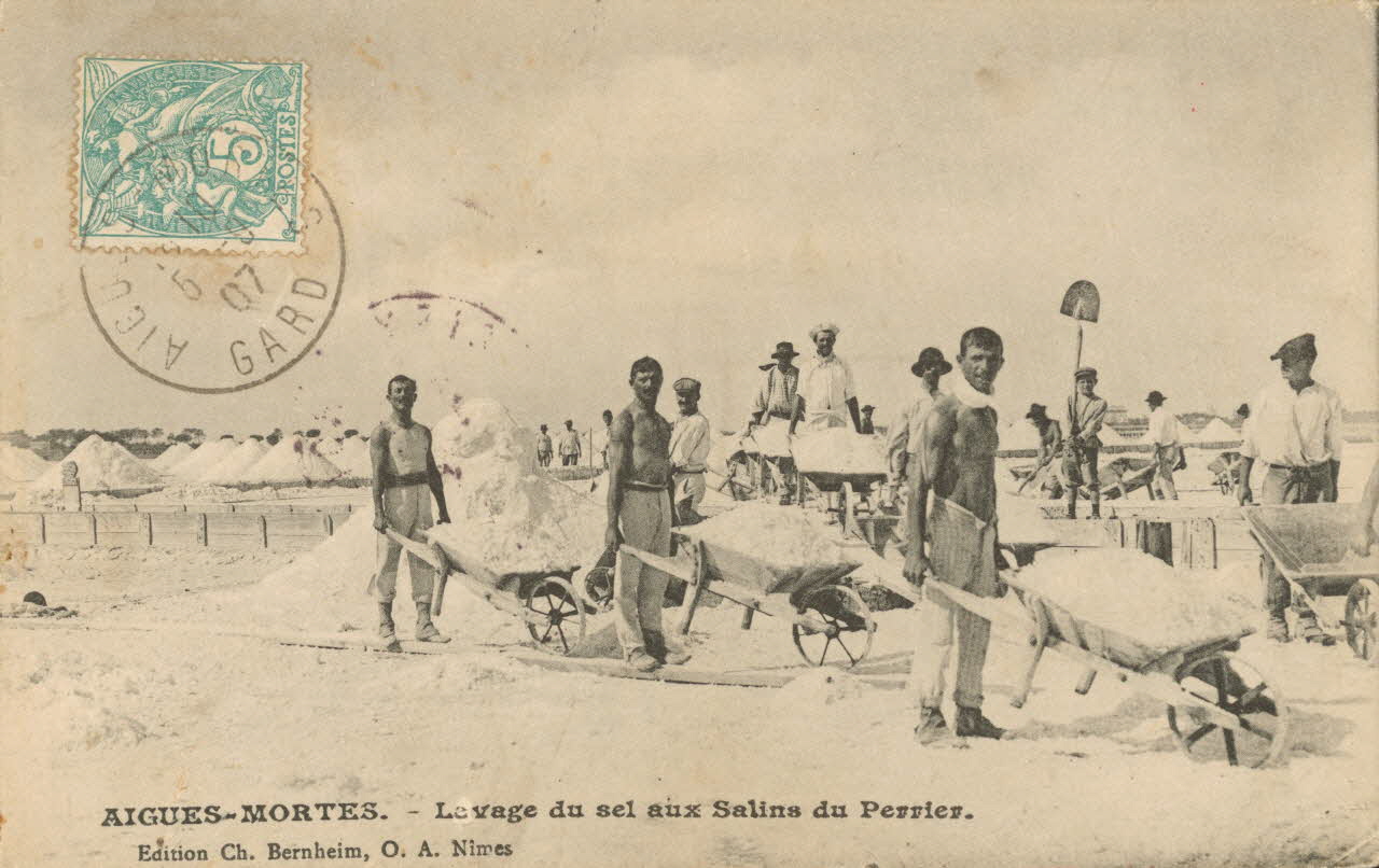 carte postale LEVAGE DU SEL AUX SALINS PERRIER Gard 1907 021904 Photo