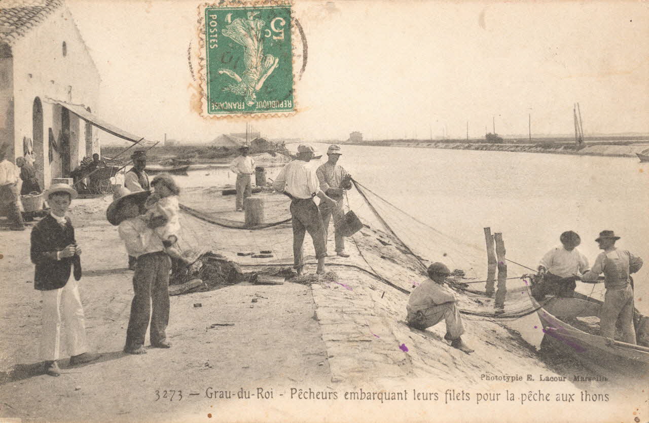 carte postale PECHEURS EMBARQUANT LEURS FILETS Gard 1907 021913 Photo