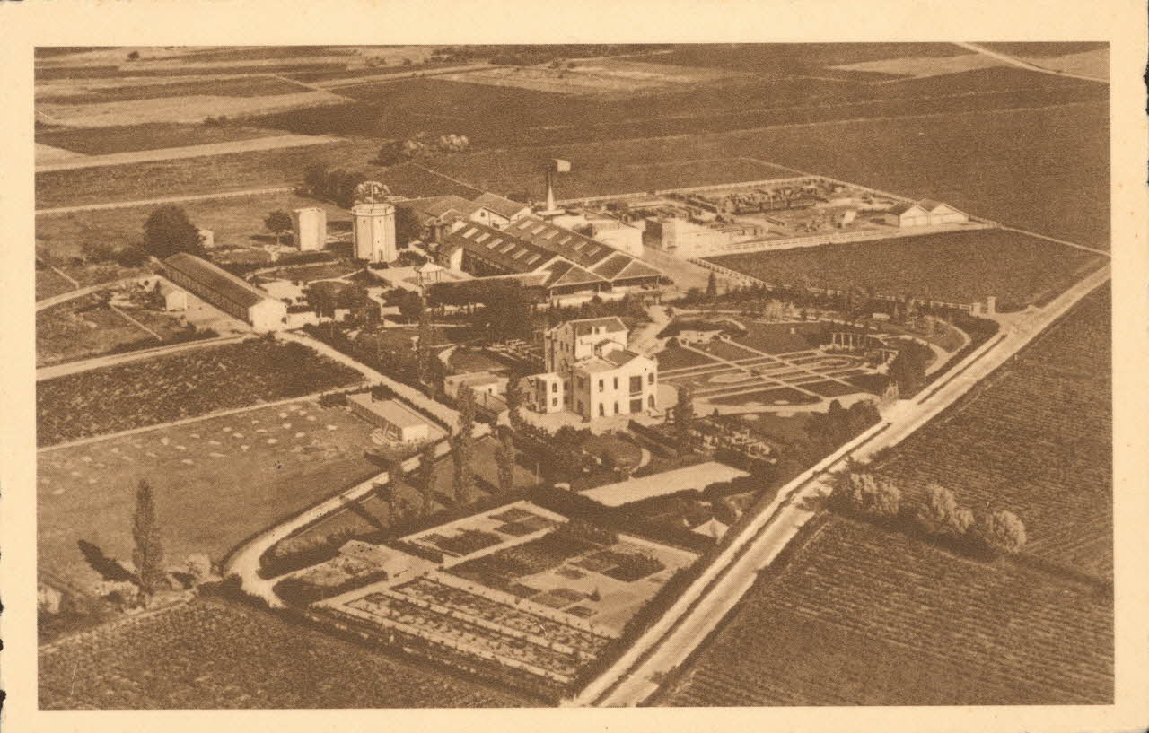 carte postale SOURCE PERRIER, VUE GENERALE Gard 1921-1950 021916 Photo