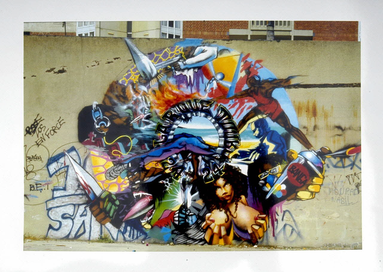 Banga ; Paul Broussard photographie Fresque peinte aux puces de Clignancourt : La roue tourne 24H sur 24 Ile-de-France, France 1993 2004.147.1 Photo Collection Mucem / Banga, cliché Paul Broussard