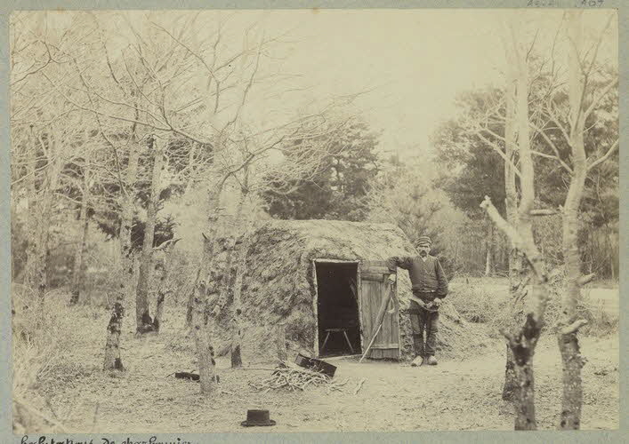 Douchement ; Louis-Frédéric Mahot De La Querantonnais photographie Album n°4 du Musée d'ethnographie du Trocadéro ; Métier : charbonnier Centre, France 1875-1899 Ph.1944.41.407 Photo