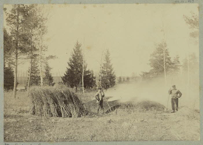Douchement ; Louis-Frédéric Mahot De La Querantonnais photographie Album n°4 du Musée d'ethnographie du Trocadéro ; Métier : charbonnier Centre, France 1875-1899 Ph.1944.41.419 Photo