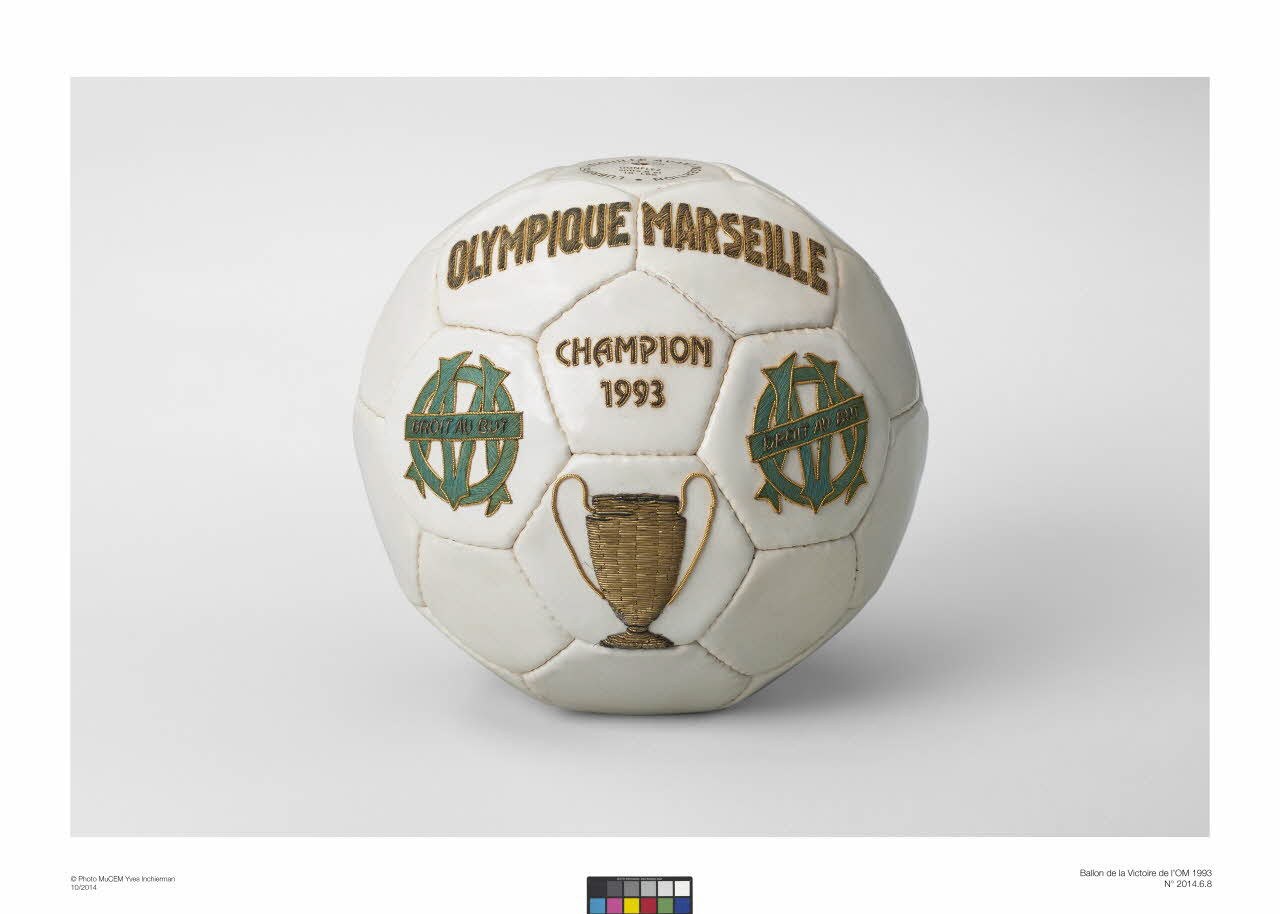 ballon de football Ballon commémoratif de la victoire en 1993 de l'Olympique de Marseille en ligue des Champions face au Milan A.C 2014.6.8 Photo Mucem/ Yves Inchierman