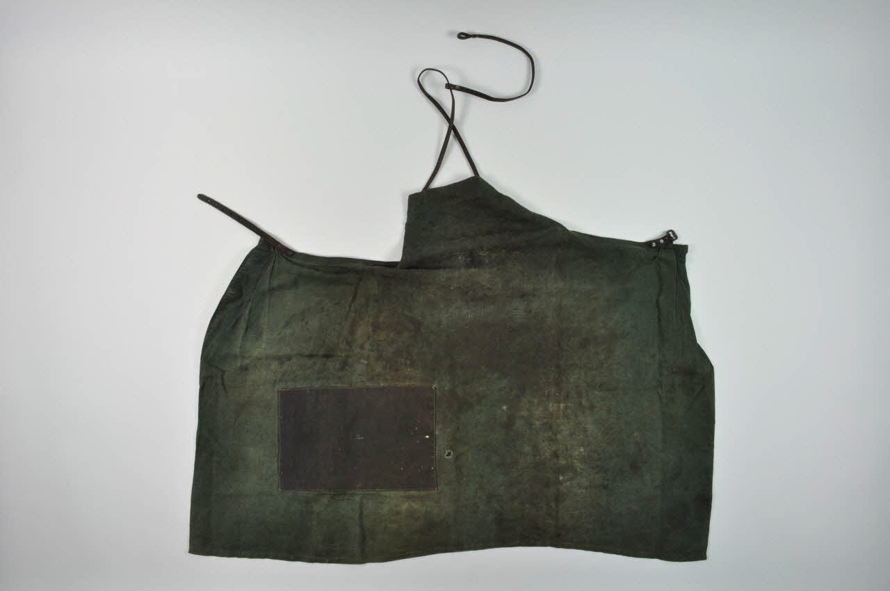 TABLIER A BAVETTE 1972.105.267 Photo Mucem