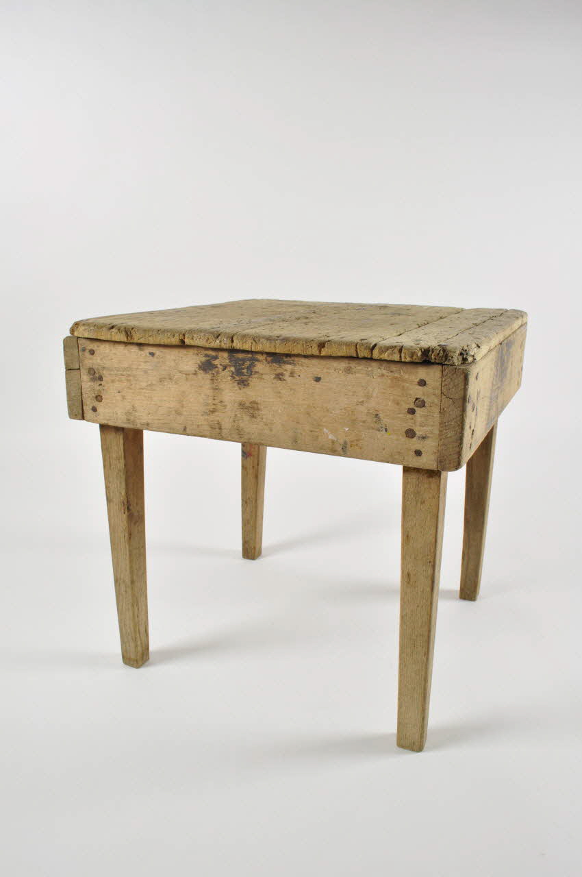 Jean Desmoulin tabouret Bourgogne, France 1934 1972.105.90 Photo Mucem