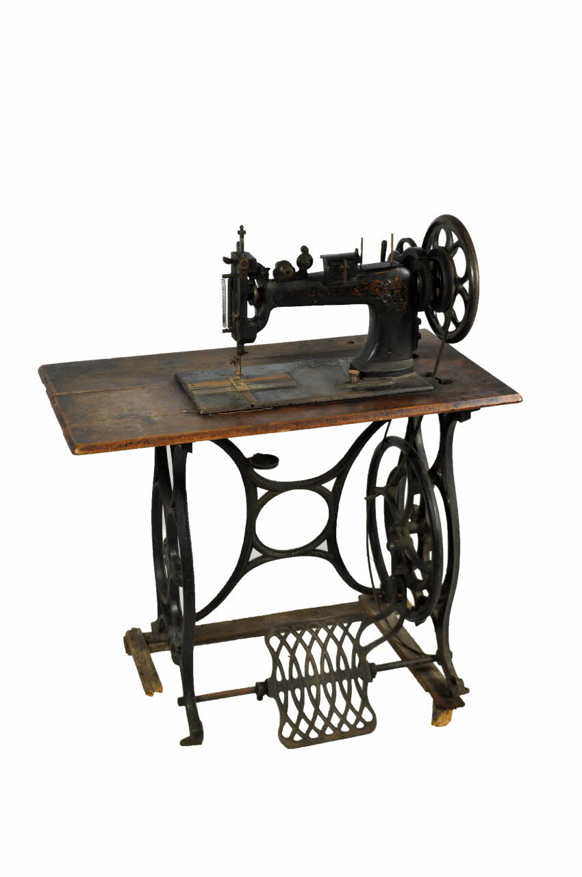 machine à coudre 1972.106.58.1.1-2 Photo Mucem