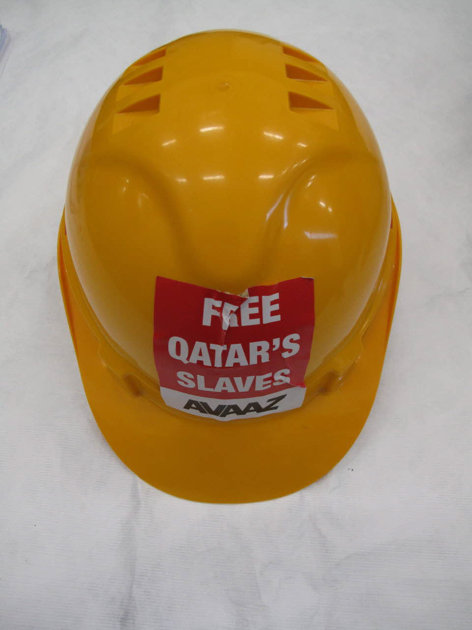 Artilux casque casque de chantier articap II "Free qatar's slaves, Avaaz" Bâle-Campagne, Suisse 2015 2016.3.2 Photo Mucem