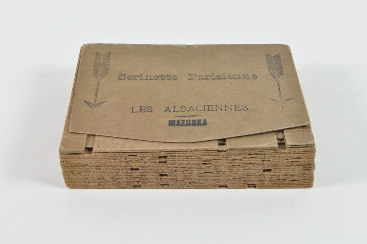 carton perforé 1974.23.11 Photo Mucem