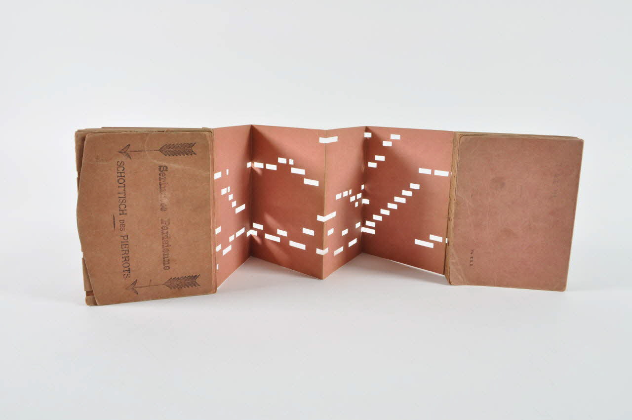 carton perforé 1974.23.2 Photo Mucem