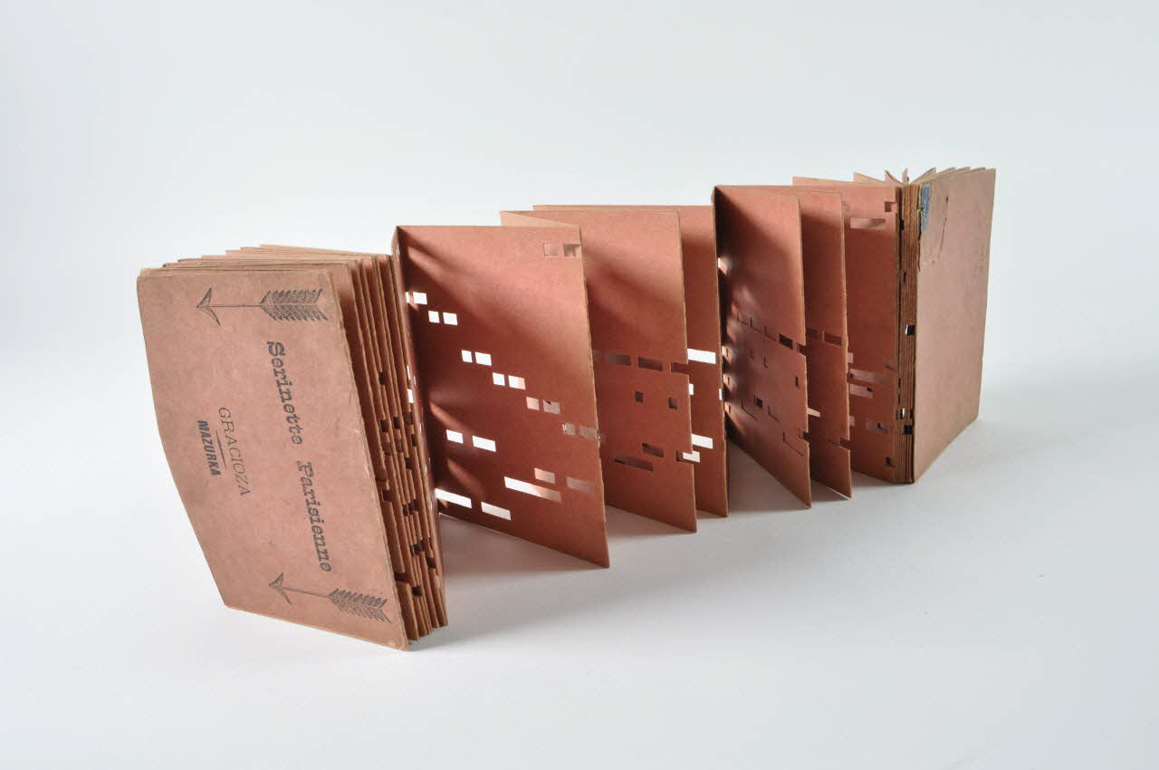 carton perforé 1974.23.7 Photo Mucem