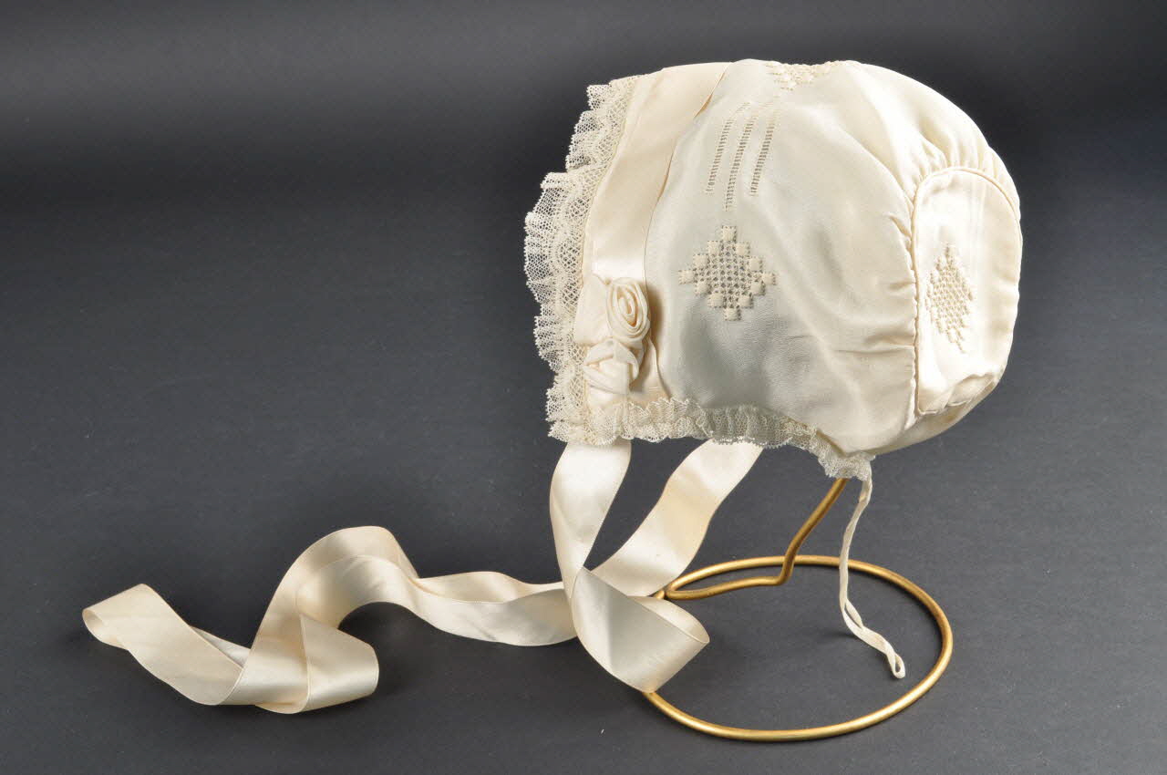 bonnet de baptême 1948 1974.40.1 Photo Mucem