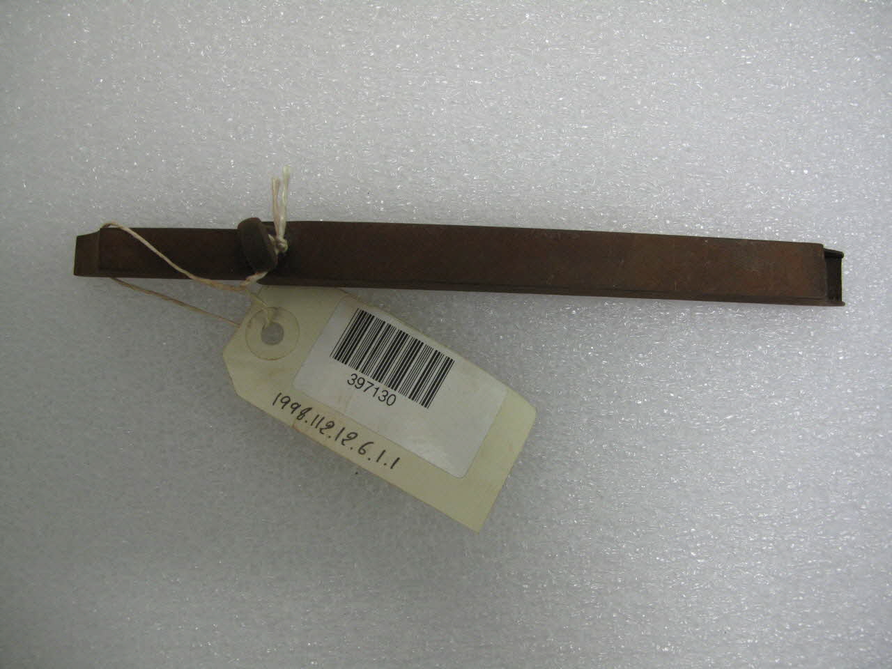 Pièce métallique avec fourreau 1998.112.12.6.1.1 Photo