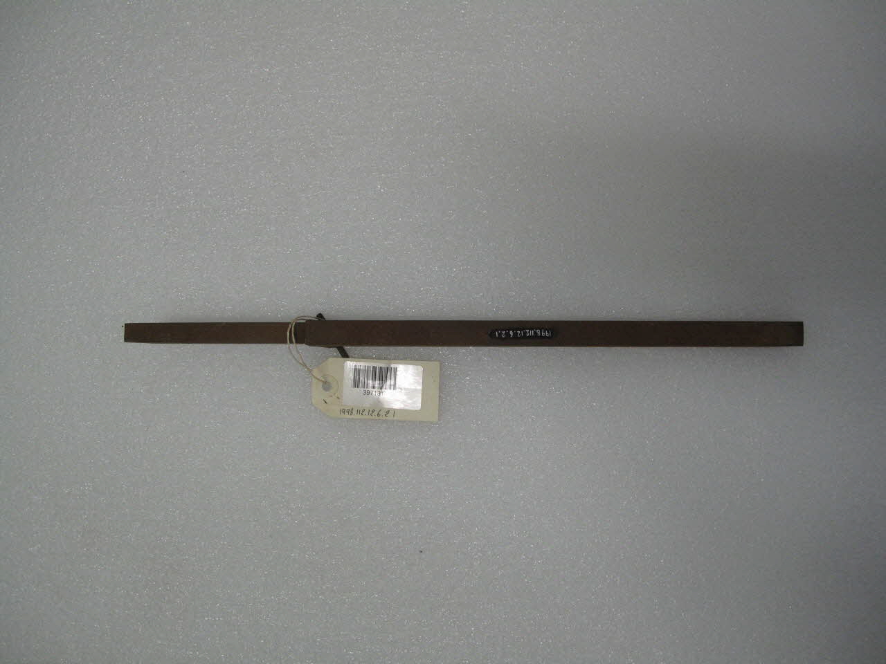 Pièce métallique avec fourreau 1998.112.12.6.2.1 Photo