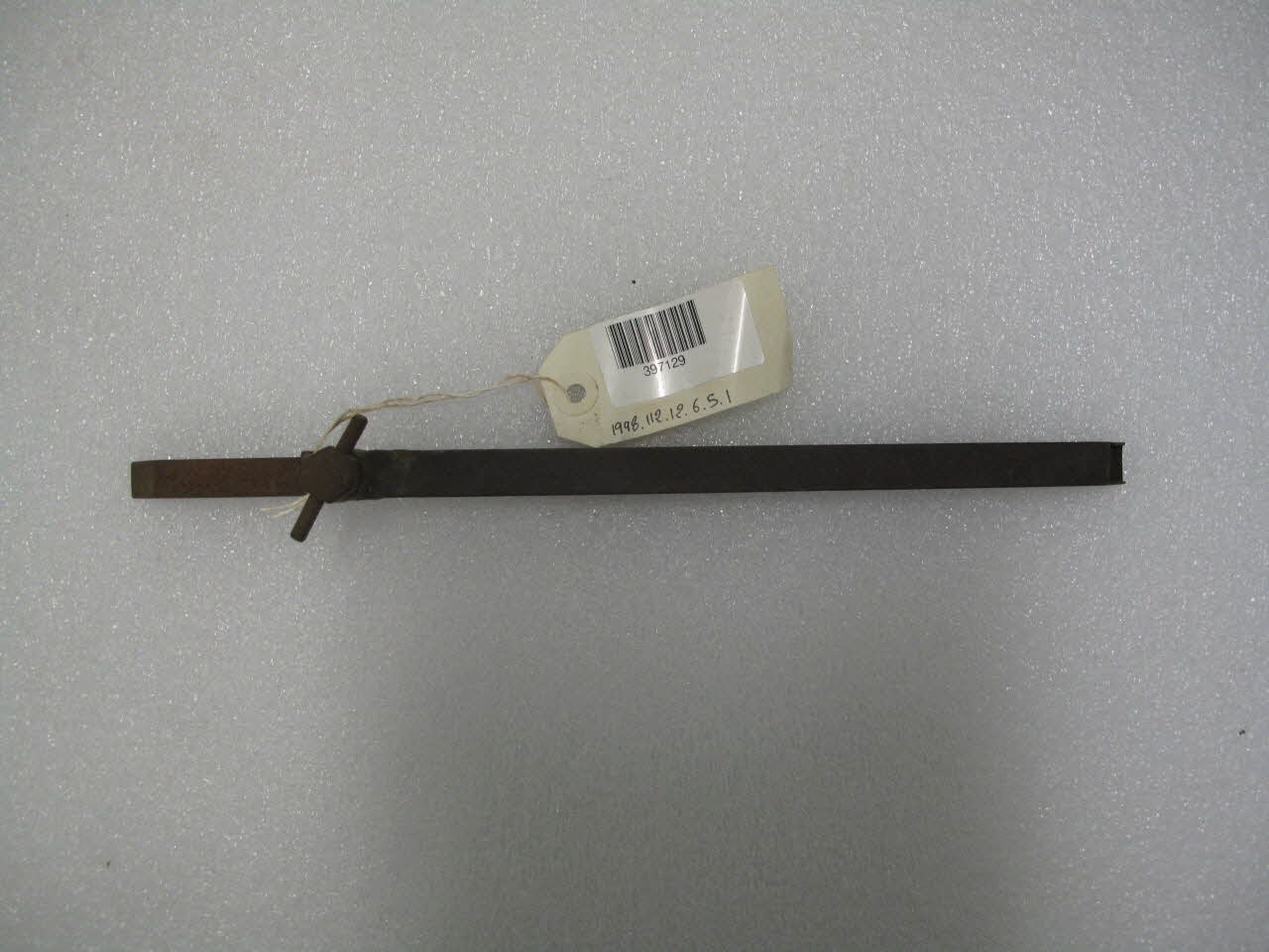 Pièce métallique avec fourreau 1998.112.12.6.5.1 Photo