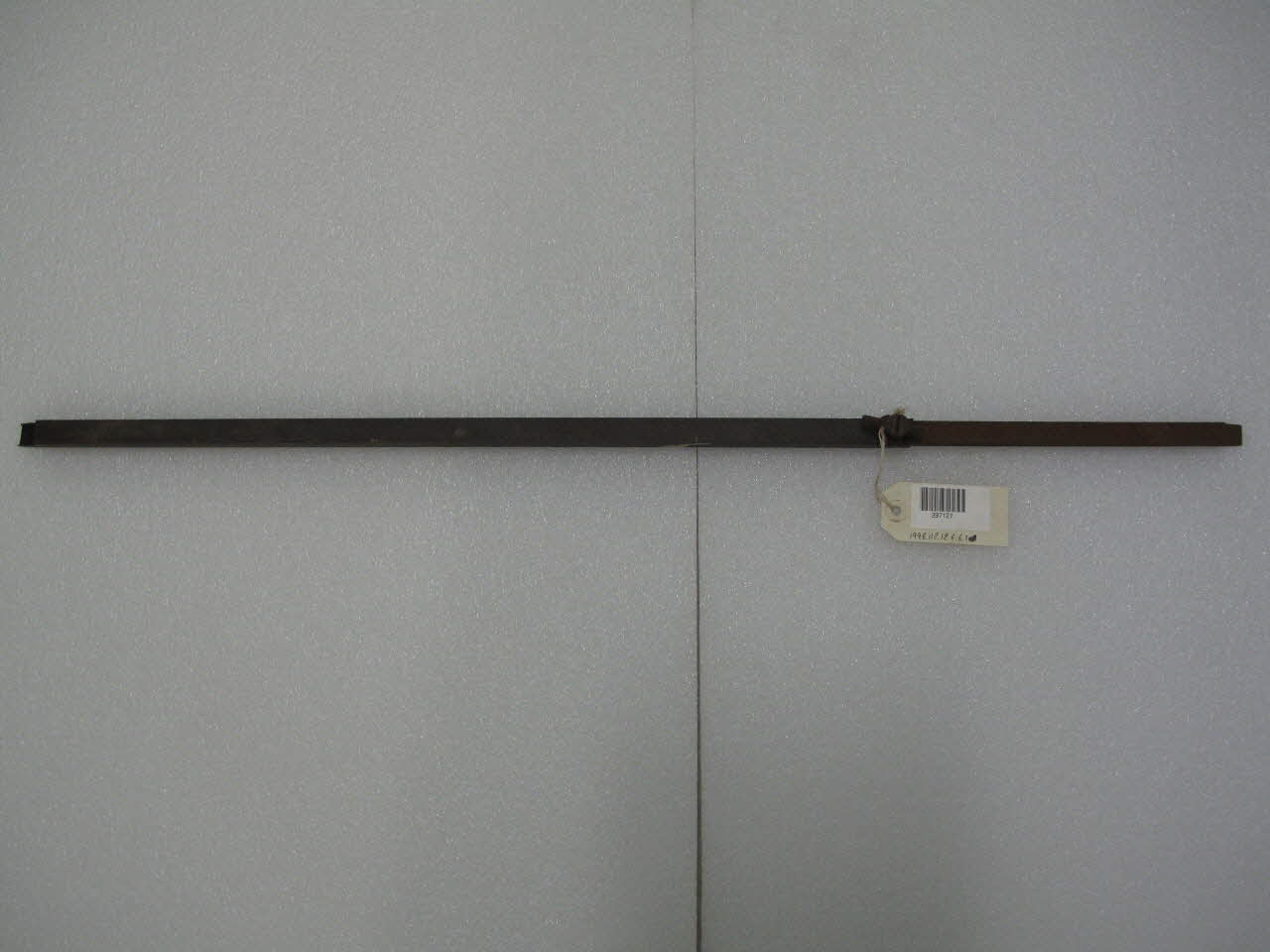 Pièce métallique avec fourreau 1998.112.12.6.6.1 Photo