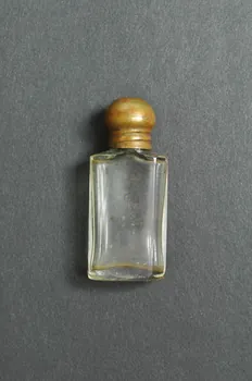 bouteille Flacon de toilette de poupée 1900-1940 1973.65.136 Photo Mucem