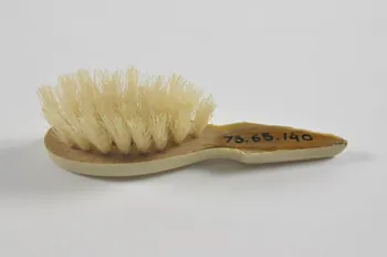 brosse à cheveux 1973.65.140 Photo Mucem
