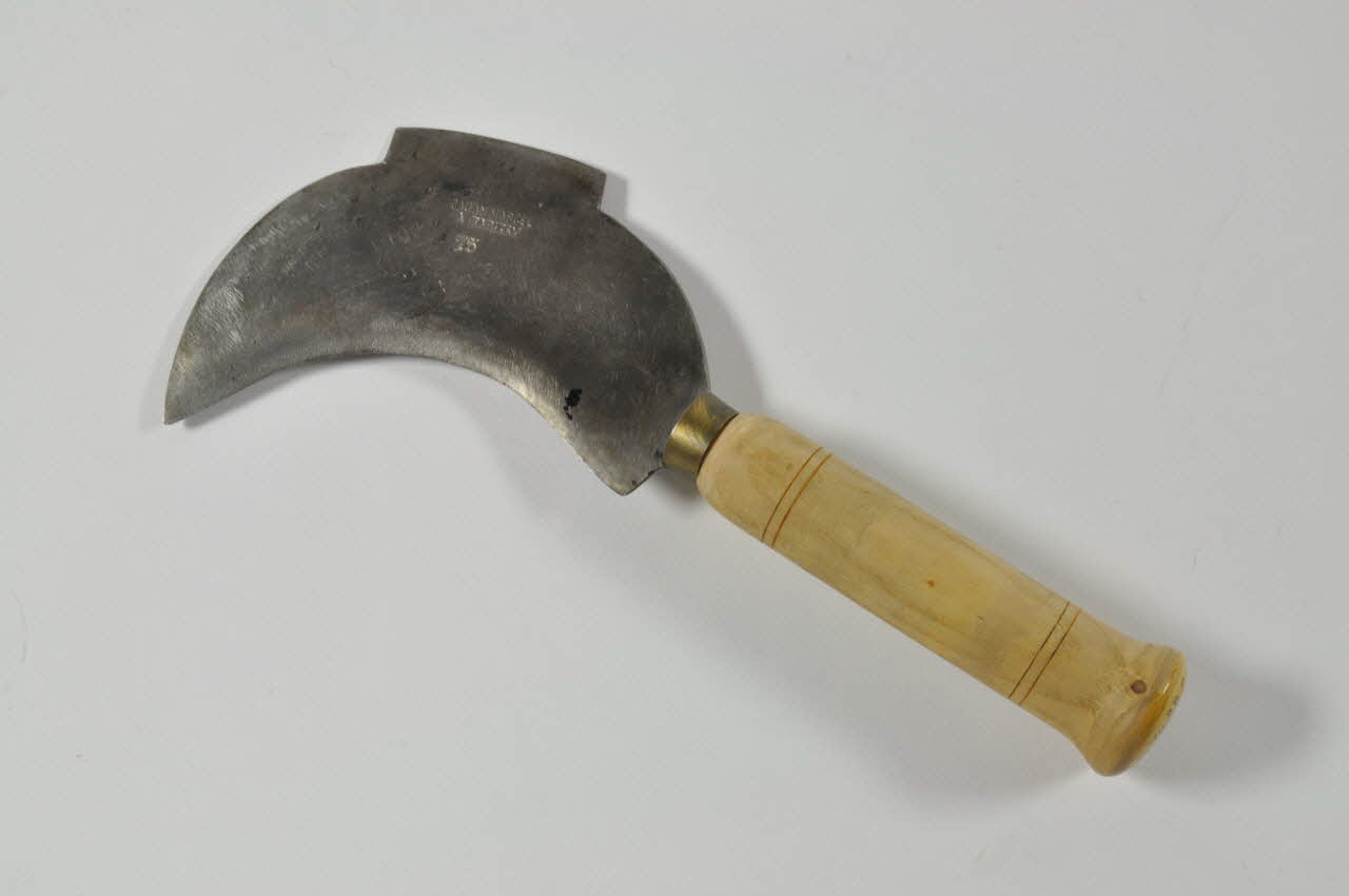 Marcel Gadan serpette de vigneron Bourgogne, France 1974 1974.88.2 Photo Mucem