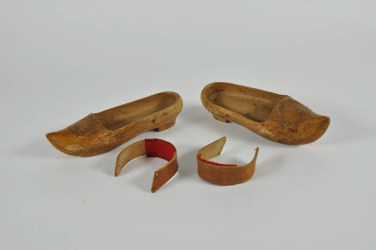 sabot de femme Aquitaine, France 1955-1960 1977.12.76.1-2 Photo Mucem