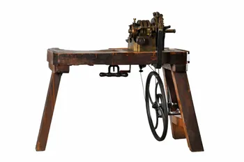 MACHINE A GUILLOCHER 1972.64.1.1-8  Photo Mucem