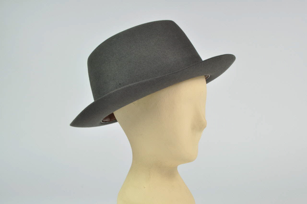 L Renne chapeau melon Paris 6ème 1930 1977.62.116 Photo Mucem