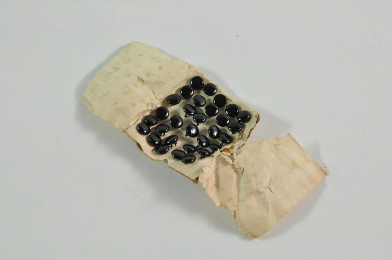 CARTON DE BOUTONS 1900-1950 1977.75.235.2 Photo Mucem