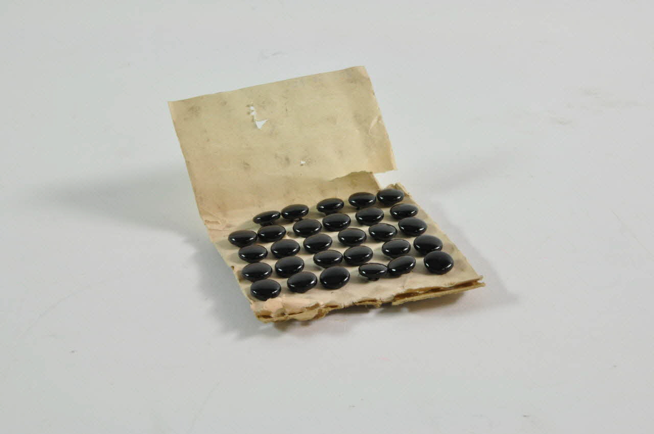 CARTON DE BOUTONS 1900-1950 1977.75.248.1 Photo Mucem