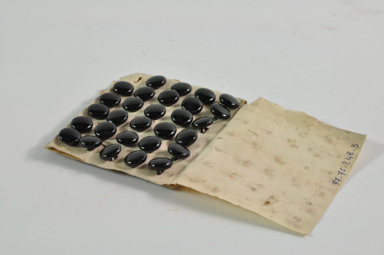 CARTON DE BOUTONS 1900-1950 1977.75.248.3 Photo Mucem