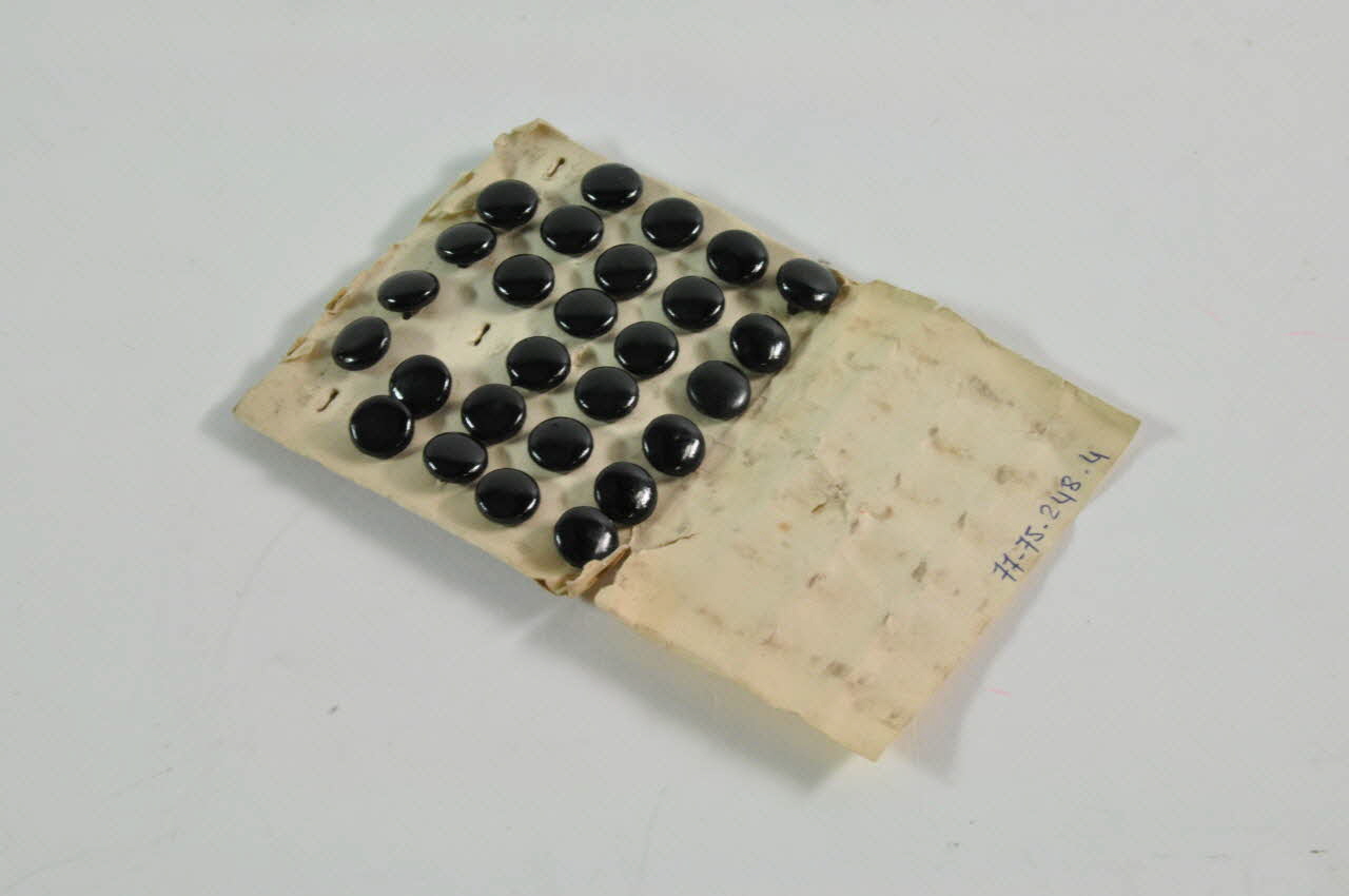 CARTON DE BOUTONS 1900-1950 1977.75.248.4 Photo Mucem