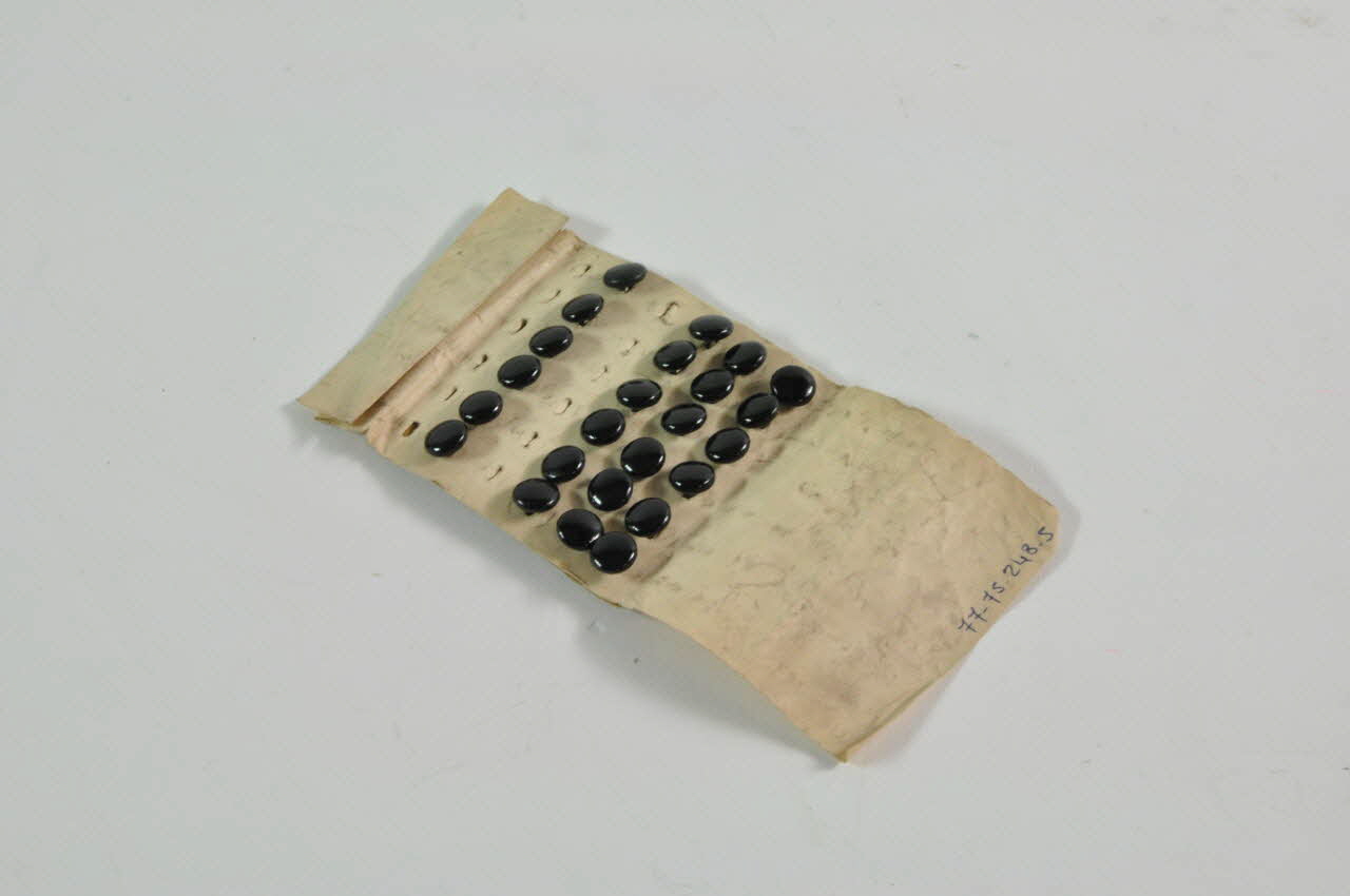 CARTON DE BOUTONS 1900-1950 1977.75.248.5 Photo Mucem