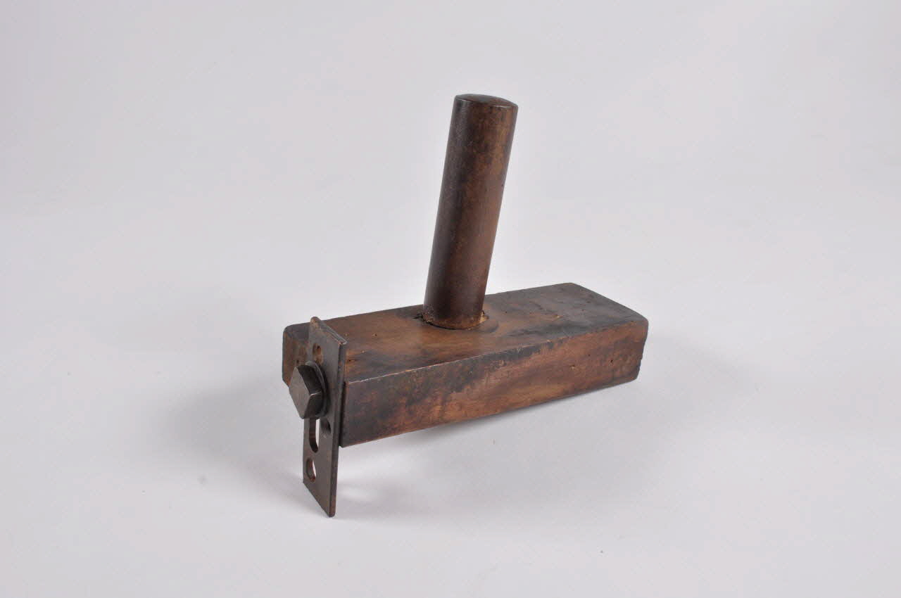 SOCLE DE SUPPORT D'OUTIL 1977.79.1.8 Photo Mucem
