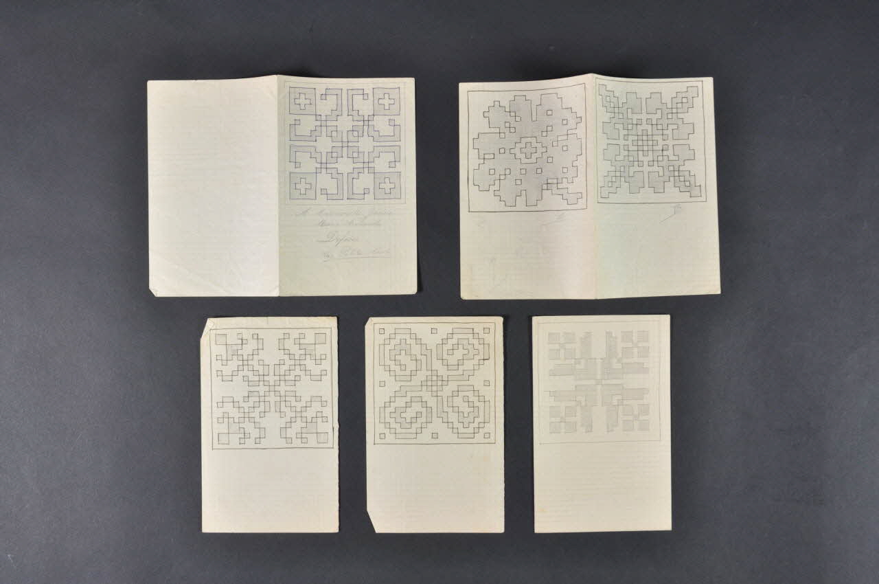 MODELE DE BRODERIE Modèles de broderie sur papier à carrreaux, apprentissage 1977.82.44.36-40 Photo Mucem