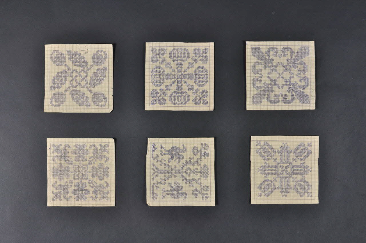 MODELE DE BRODERIE Modèle de travaux de fils sur papier millimétré 1977.82.44.41-46 Photo Mucem