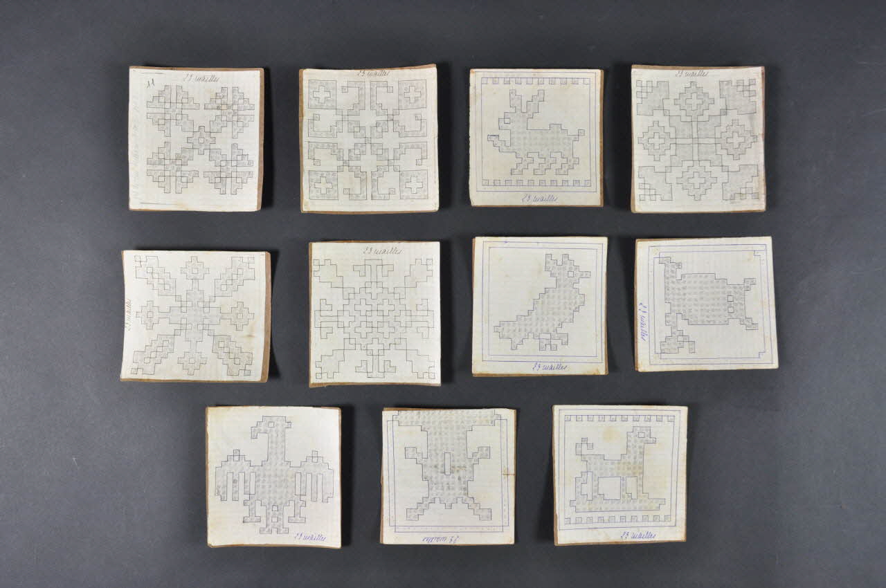 MODELE DE BRODERIE Modèles de travaux de fils collés sur carton 1977.82.44.47-57 Photo Mucem
