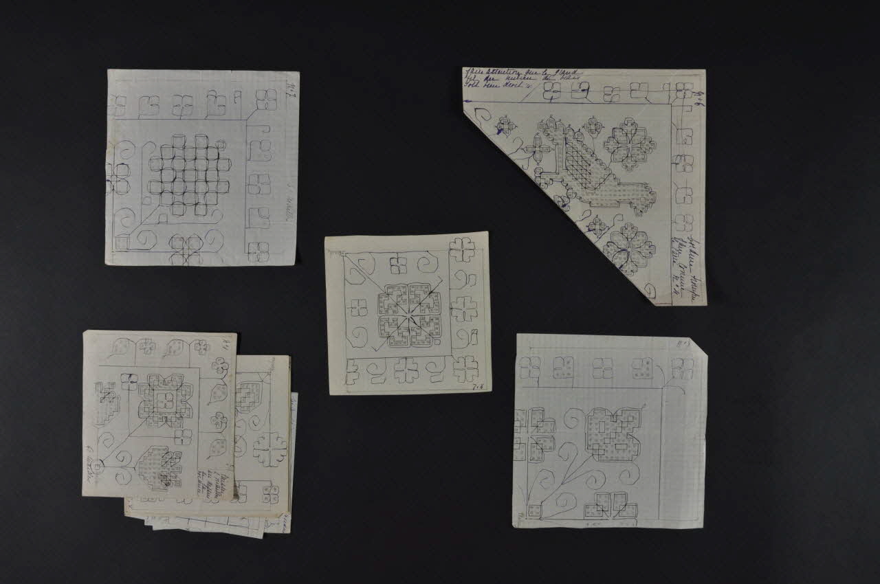 MODELE Modèles de travaux de fils à mailles comptées 1977.82.44.74-85 Photo Mucem