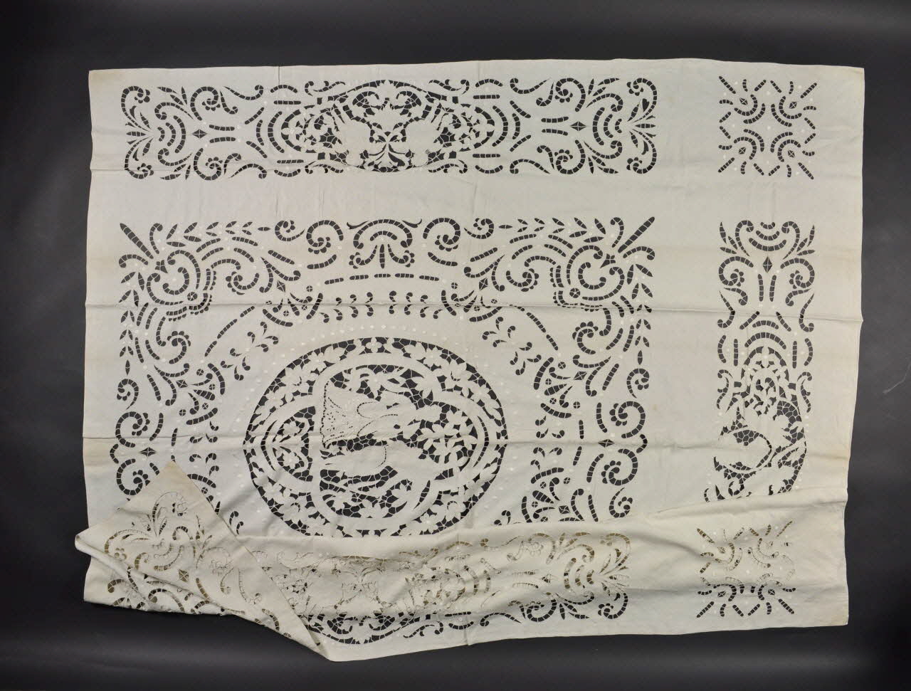 Alice Malbec couvre-lit Nord-Pas-de-Calais, France 1911 1979.25.1 Photo Mucem